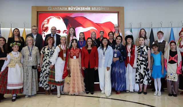 Başkan Vekili Özdemir, dünya çocuklarını ağırladı