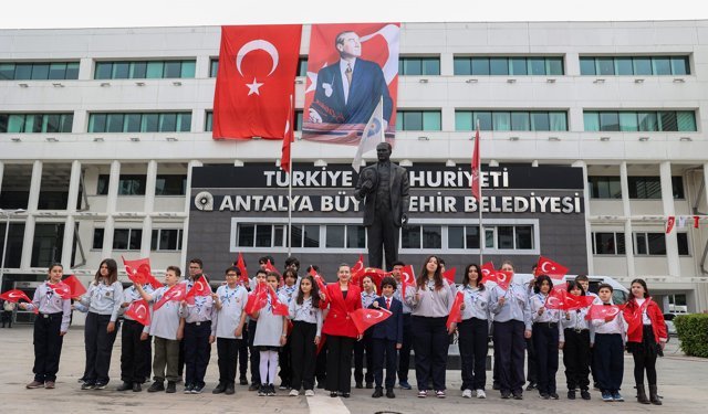 Başkan Vekili Özdemir, koltuğunu çocuk başkana devretti