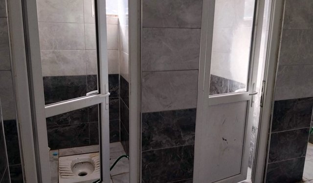 Cami tuvaleti tahrip edildi