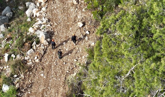 Dağda yolunu kaybetti, telefon şarjı bitince dronla bulundu