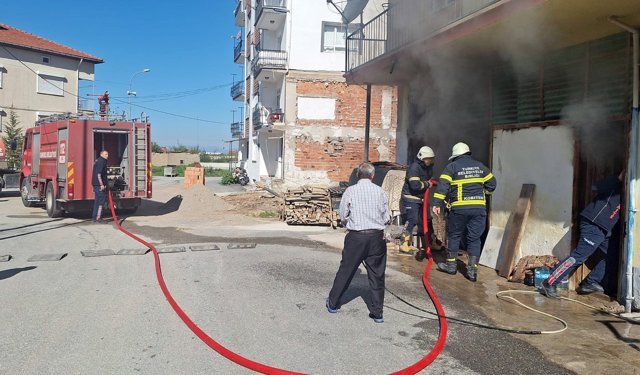 Depo yangını büyümeden söndürüldü