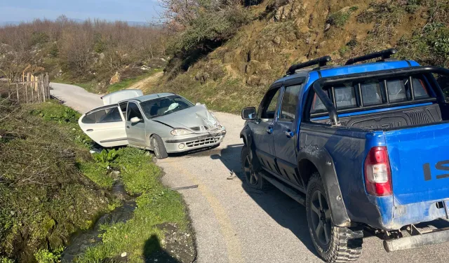 İki aracın çarpıştığı kazada 3 kişi yaralandı