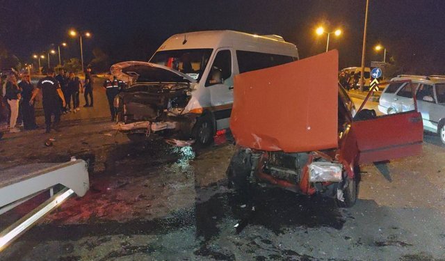 Manavgat'ta minibüsle otomobil çarpıştı: 4 yaralı