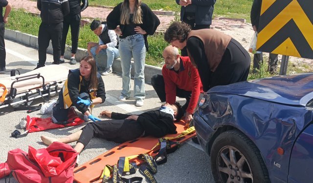 Otomobille motosiklet çarpıştı: 2 yaralı