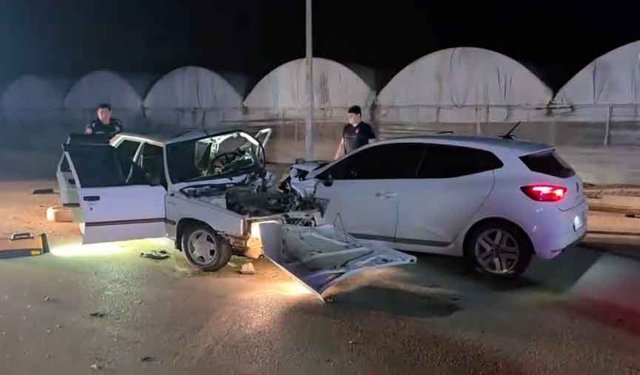 Antalya'da 2 otomobilin çarpıştı: 1 ölü
