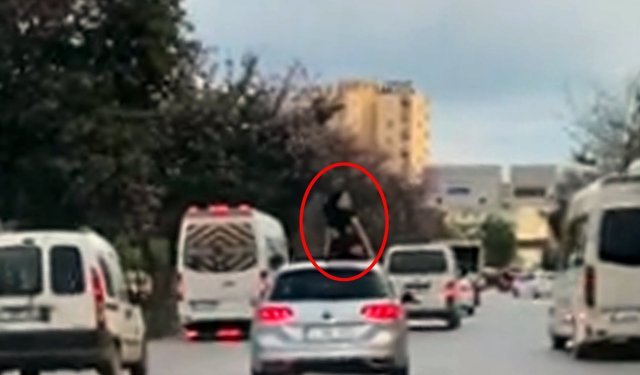 Antalya'da seyir halindeki aracın üzerinde dans etti