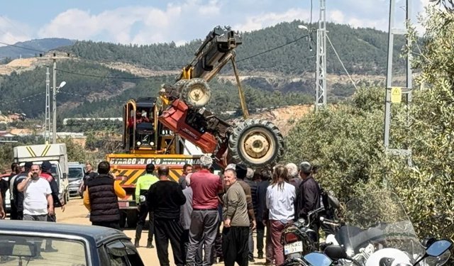 Alanya'da traktör bahçeye devrildi