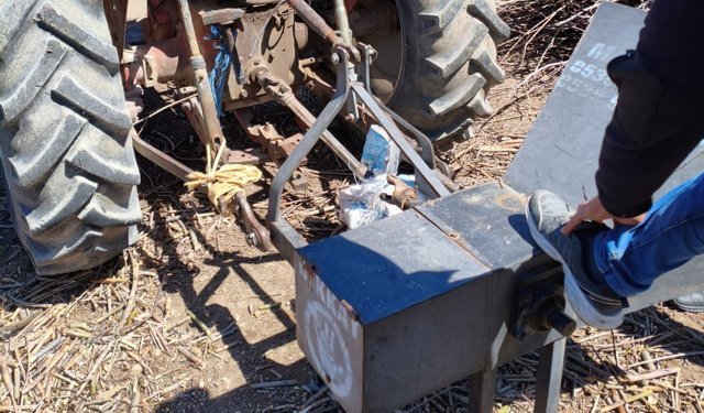 Traktör şaftına kıyafetini kaptırıp yaralandı