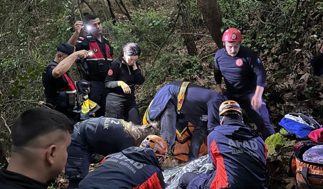 Uçurumdan düşen kazazedeyi ekipler kurtardı
