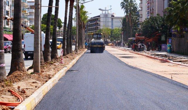 Alanya'da o caddede sıcak asfalt çalışmaları başladı