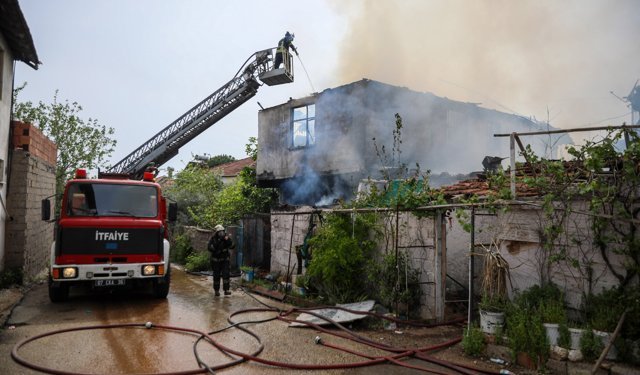 Yangın çıkan evdeki 2 kız kardeş, komşuları tarafından kurtarıldı