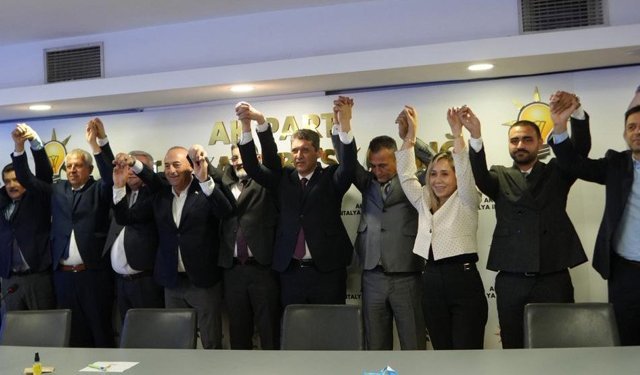 AK Parti'ye geçen 5 meclis üyesine rozetleri takıldı