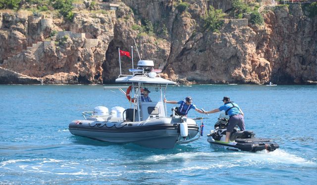 Antalya'da deniz polisi 24 saat görev başında