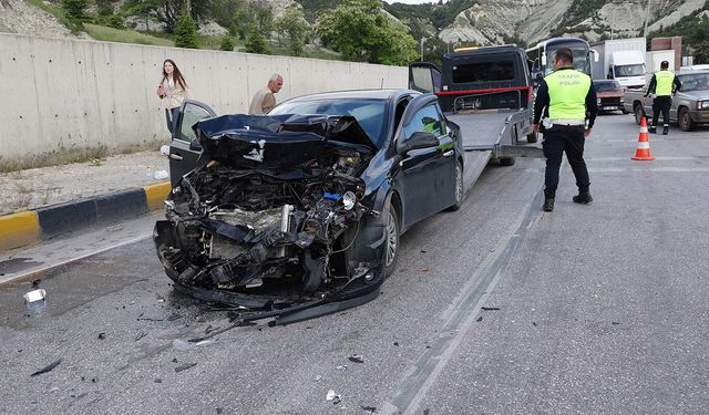 Antalya Kavşağı'nda zincirleme kaza: 5 yaralı