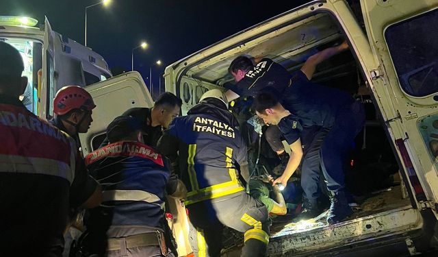 Alanya'da aracıyla istinat duvarına çarptı: 1 ölü