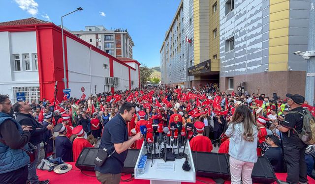 AK Parti'ye geçen Burcu Köksal'a, Afyonkarahisar Belediyesi önünde mehterli karşılama