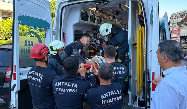 Alanya'da asma tavanı çöktü: 2 yaralı