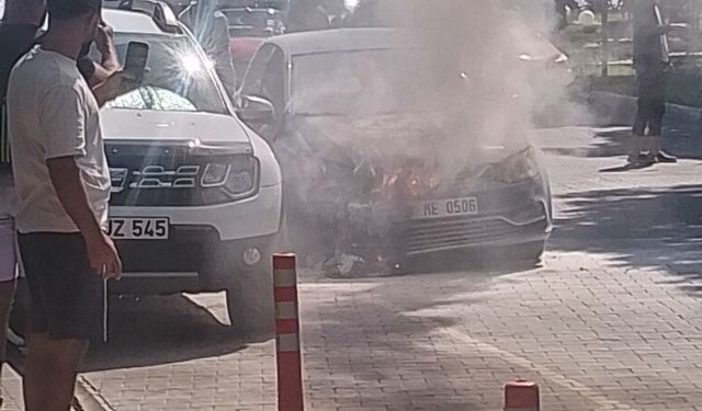Alanya'da yandı: Otomobil kullanılamaz hale geldi