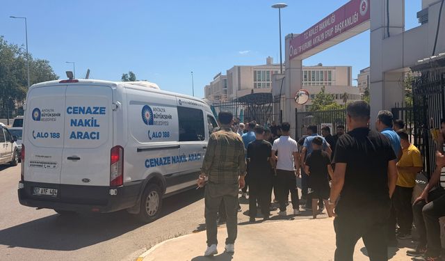 Antalya'da devrilen motosikletteki 14 yaşındaki çocuk öldü