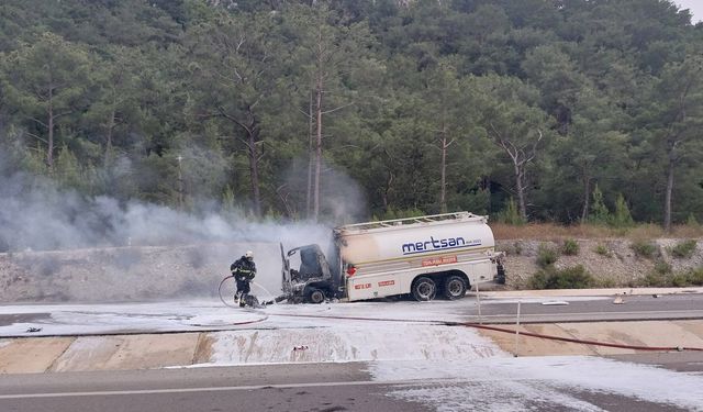 Antalya'da kaza yapan tankerde yangın çıktı: 1 yaralı