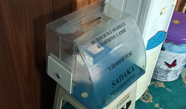 Camideki sadaka kutusundaki paraları çalıp kaçtı