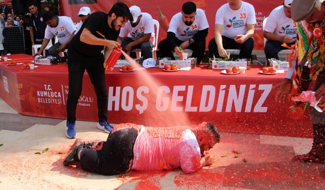 En fazla acı biberi yemek için yarıştılar