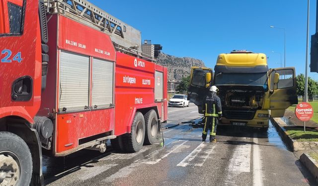 Kırmızı ışıkta bekleyen TIR alev aldı
