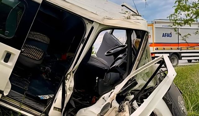 Minibüs ağaca çarptı: 2 yaralı
