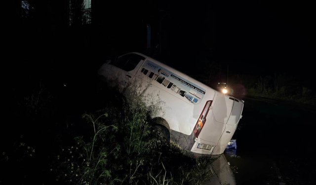 Antalya'da minibüs, sulama kanalına çarptı: 1 yaralı