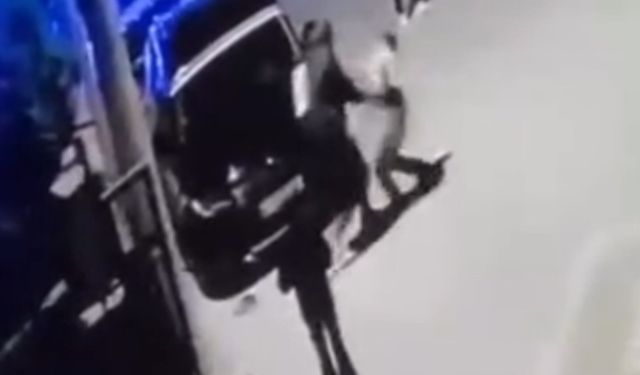 Oğlunun kavga ettiği çocuğu öldüresiye dövdü, o anlar kamerada