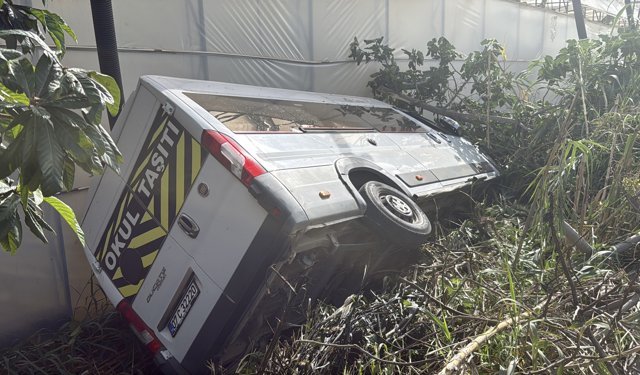 Öğrenci servis minibüsü bahçeye devrildi: 6 yaralı