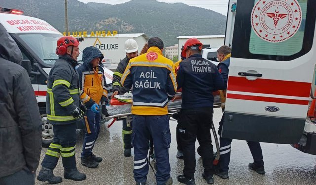 Otomobil fabrika kapısına çarptı: 2 yaralı