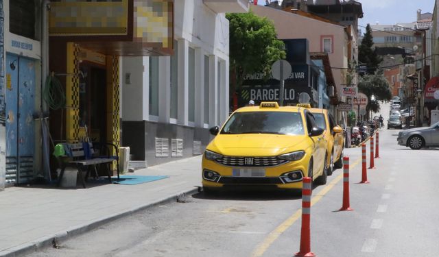 Taksisini götürmeye kalkışan kişiyi peşinden koşup yakaladı
