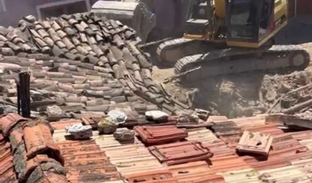 Yıkılan evin molozları arasında bulunan el bombası, imha edildi