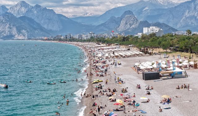 Bayramın 3'üncü gününde Antalya'da sahillerde yoğunluk