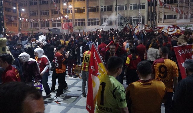 Burdur'da Galatasaraylılar şampiyonluğu meydanda kutladı