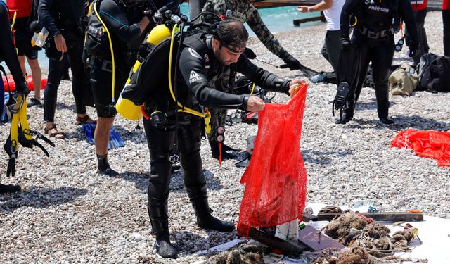Antalya'da denizden 20 ton atık çıkartıldı