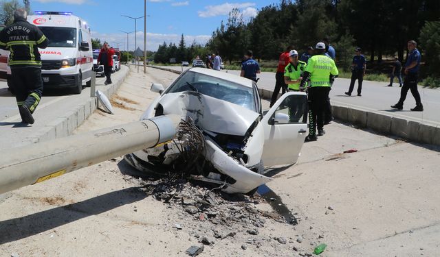 Direğe çarpan otomobilin sürücüsü yaralandı