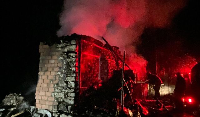 Antalya'da müstakil ev çıkan yangın çıktı: Anne ve kızı kurtarıldı