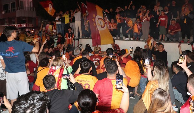Galatasaray'ın şampiyonluğu Antalya'da coşkuyla kutlandı