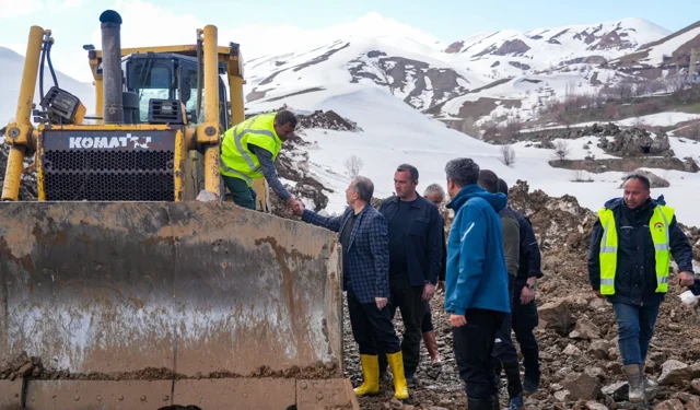 Hakkâri-Van yolunda seferberlik... Heyelan sonrası çalışmalar sürüyor