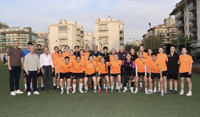 Başkanı Çavuşoğlu’ndan Alanyaspor Kadın Futbol Takımı’na ziyaret