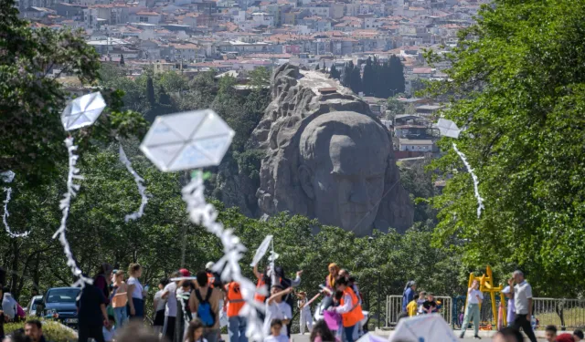 İzmir Kadifekale semaları renklendi