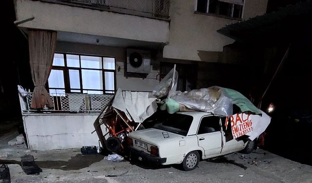 Antalya'da otomobil depoya çarptı: 1 yaralı