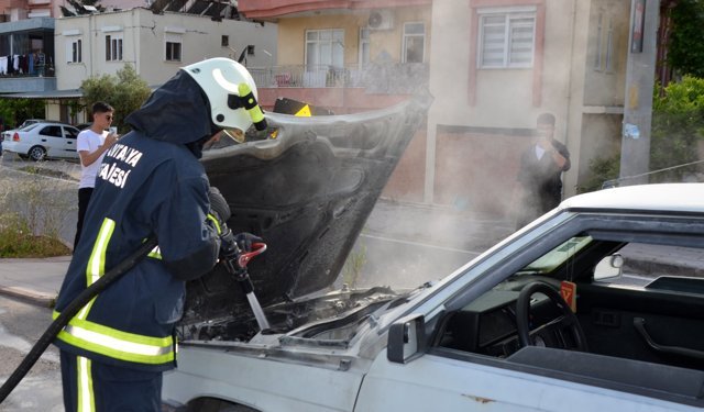 Antalya'da otomobil seyir halindeyken yandı