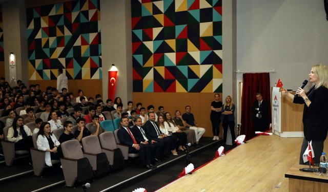 Rektör Özkan'dan lise öğrencileriyle ufuk açıcı sohbet