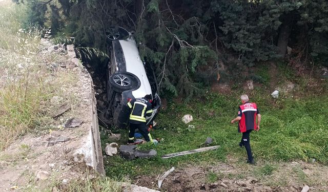 Şarampole devrilen otomobilde 4 kişi yaralandı