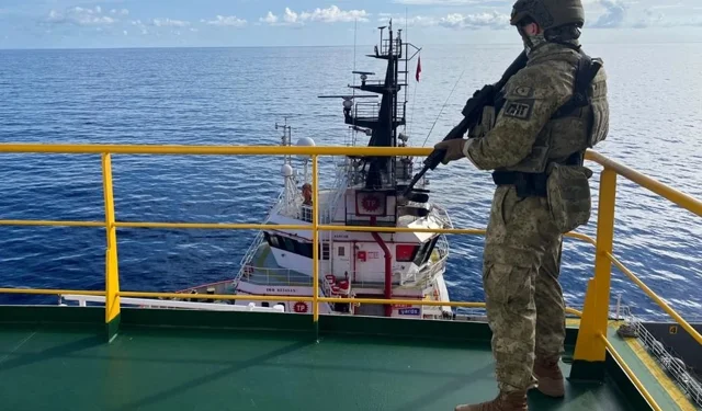 Somali açıklarında Türk Deniz Gücü'nden sondaj gemilerine güvenlik desteği