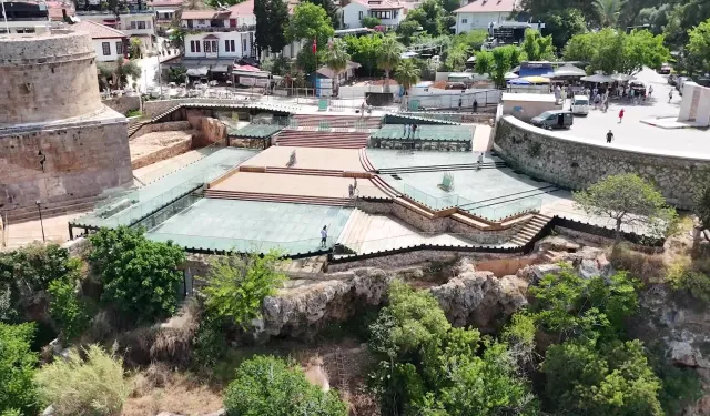 Tarihi kulede inanılmaz defile