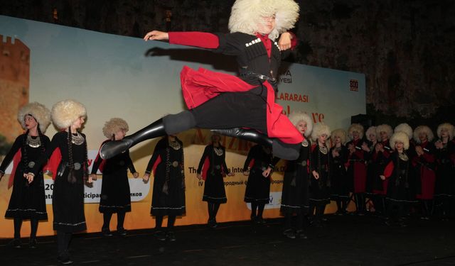 Alanya Uluslararası 4. Halk Dansları ve Müzik Festivali renkli görüntülere sahne oldu